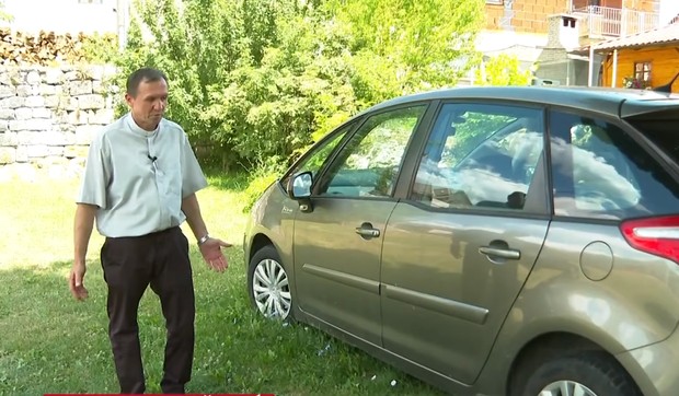 Sveštenik Pero i novi auto