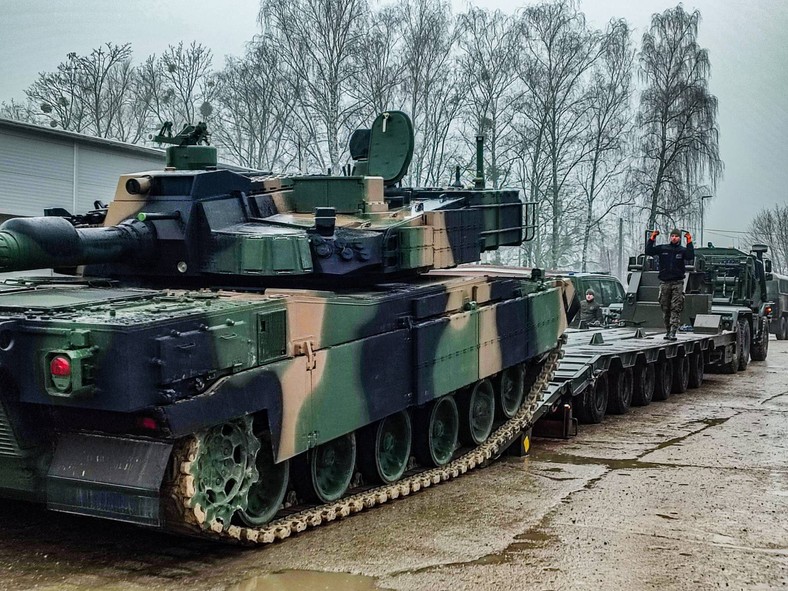 K2 Czarna Pantera w trakcie przygotowania do transportu.