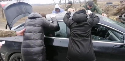 Podczas ewakuacji zatrzymali ich żołnierze i zaczęli przeszukiwać. Takiego finału nikt się nie spodziewał [WIDEO]