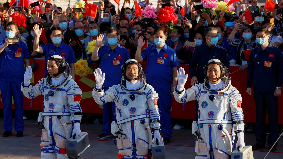 SIN SPACE-EXPLORATION-CHINA-SHENZHOU 0616 11 2