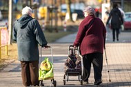 Z „Raportu o biedzie wynika, że 12 proc. emerytów zalega z opłatami, 30 proc. ma kredyty, 9 proc. problemy z ich spłatą.