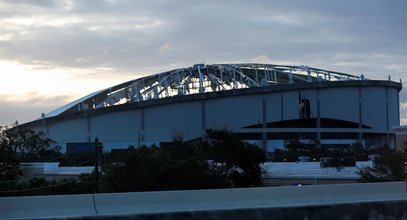 Niszczycielskie uderzenie huraganu. Stadion przedstawia opłakany widok. Miał służyć potrzebującym