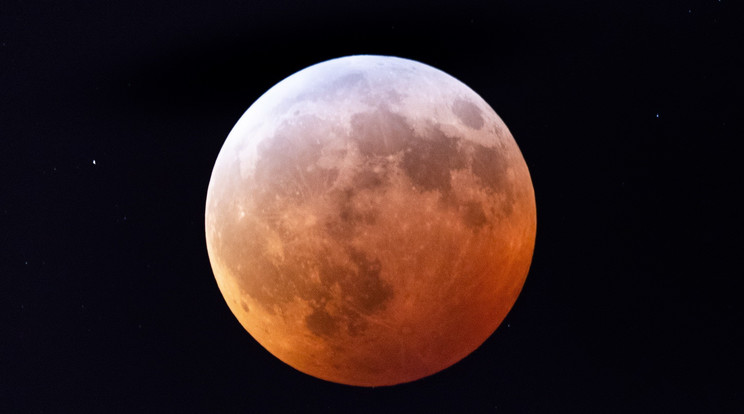 A Hold tegnap éjjel 
pirosan fénylett / Fotó: MTI/EPA - Jim Lo Scalzo