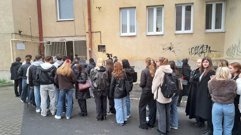 Učenici dolaze na sastanak sa premijerom Slovačke Robertom Ficom u Popradu 14. novembra