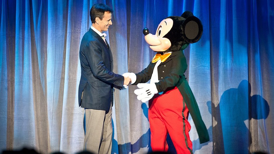 Myszka Miki i Thomas O. Staggs, prezes Walt Disney Parks and Resorts, na Expo 2011 (fot. Josh Hallett)