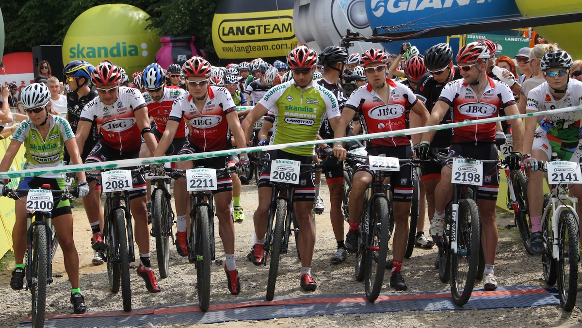 Ponad 900 uczestników stanęło w Krokowej na starcie piątej w tym sezonie imprezy zaliczanej do Skandia Maraton Lang Team. Zawodnicy i zawodniczki będą mieli do przejechania najdłuższe dystanse w tegorocznym cyklu wyścigów organizowanych przez Czesława Langa i Skandię.