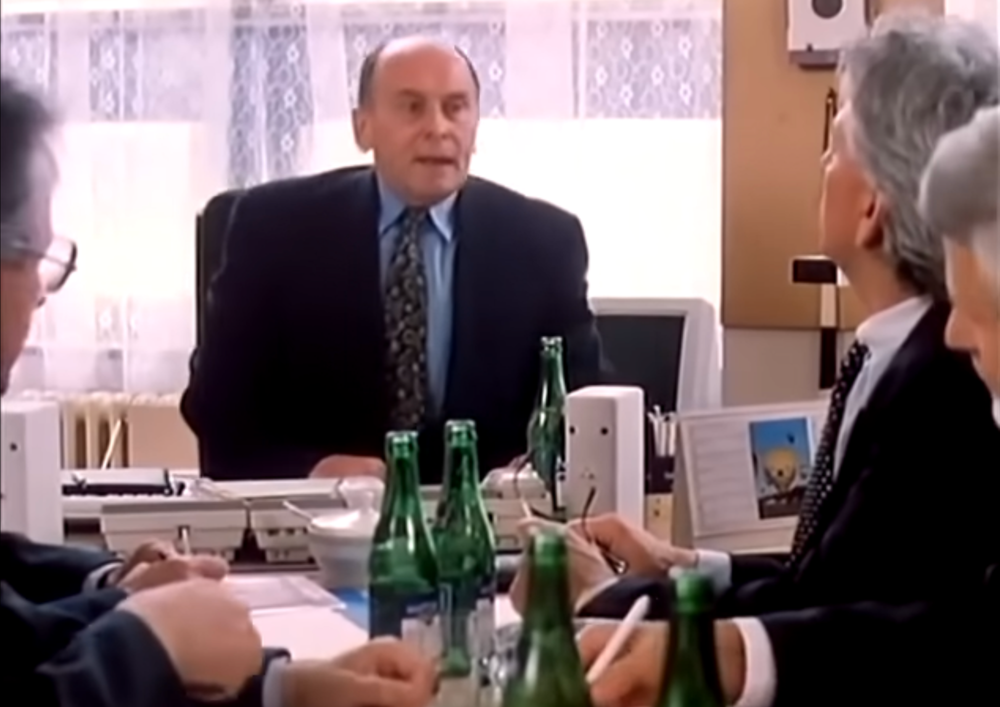 Václav Mareš si vo filme Byl jednou jeden polda 2 zahral ministra vnútra.