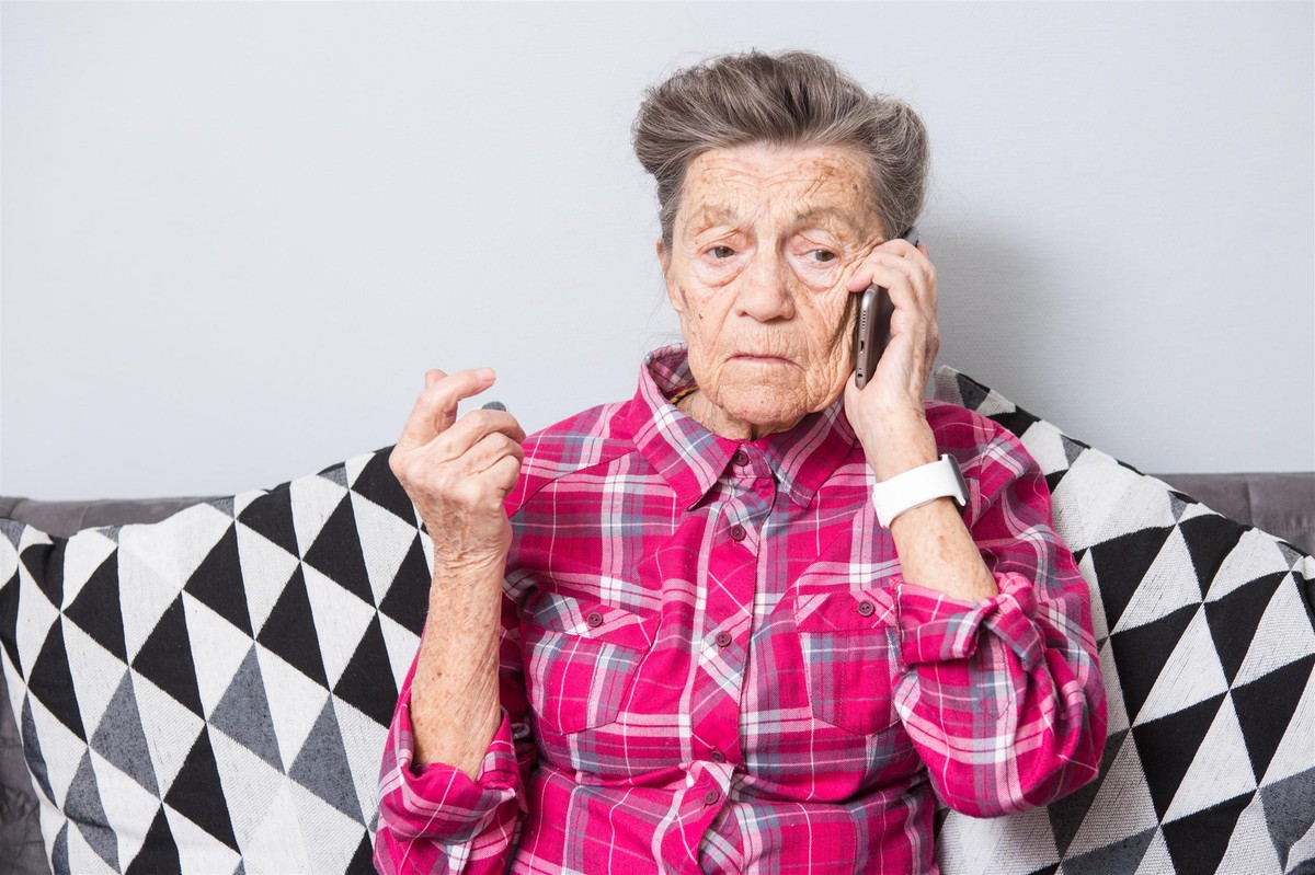 Mają nową metodę na oszustwo. Seniorka straciła 100 tys. zł w jednej chwili. Wystarczył telefon