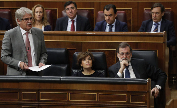 Minister spraw zagranicznych Hiszpanii Alfonso Dastis (po lewej) przemawia w parlamencie Hiszpanii podczas debaty nad art.155 konstytucji. Z prawej strony szef rządu Mariano Rajoy