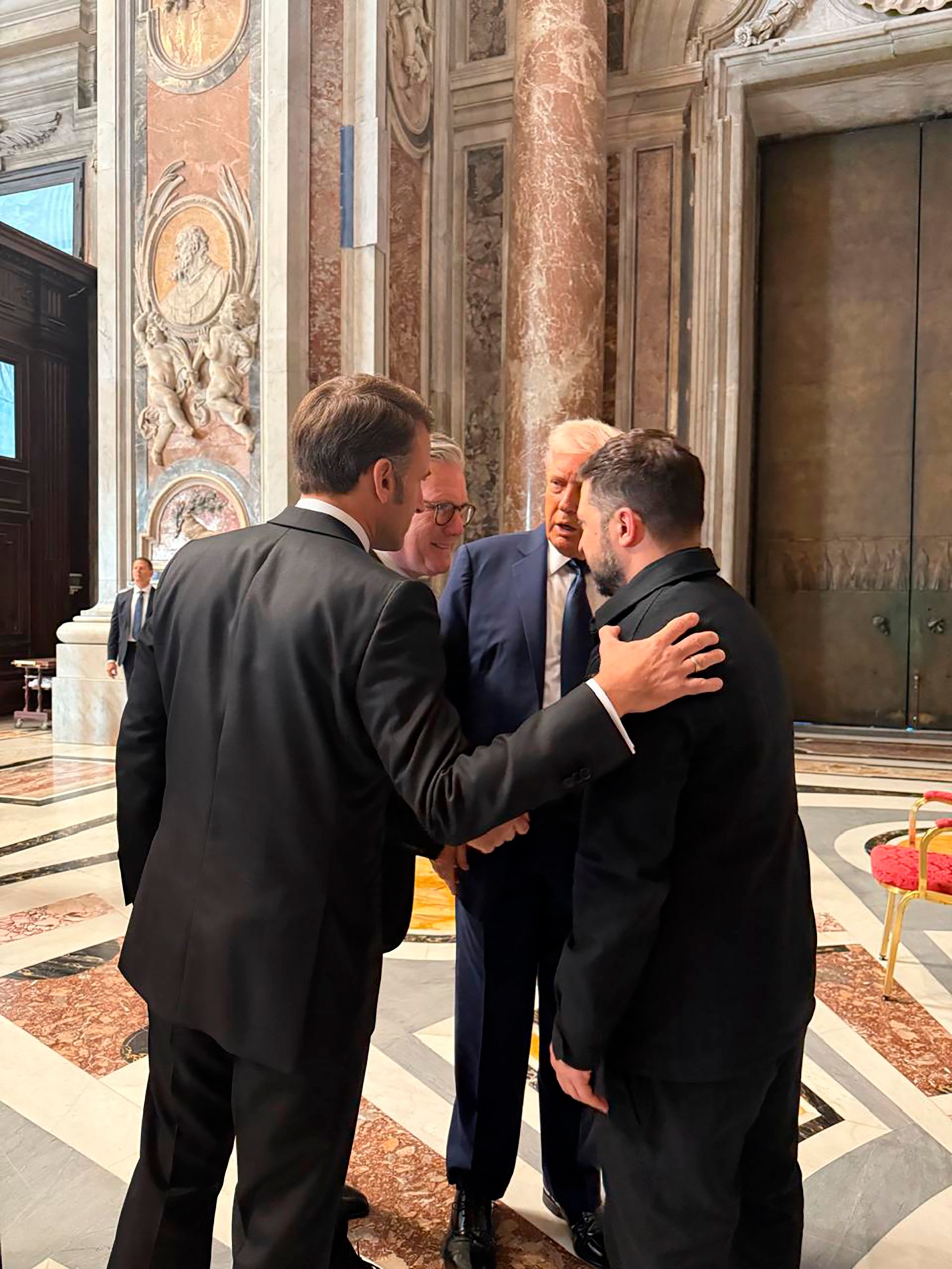 Ukrajinský prezident Volodymyr Zelenskyj, prezident USA Donald Trump, francúzsky prezident Emmanuel Macron a britský premiér Keir Starmer sa rozprávajú pred pohrebom pápeža Františka.