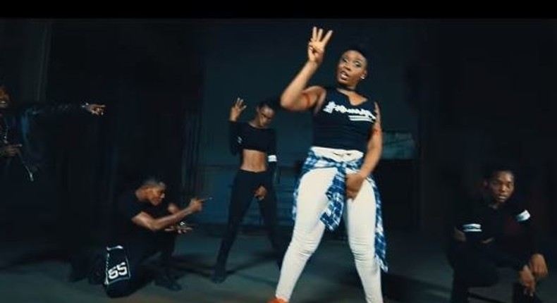 Yemi Alade in Kofi Annan dance video