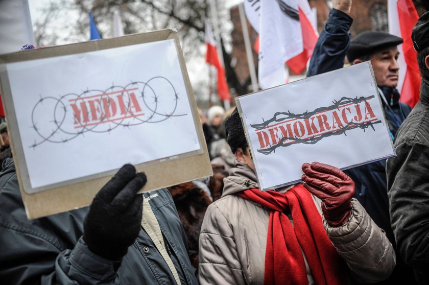 Ostre słowa na transparentach na manifestacji KOD