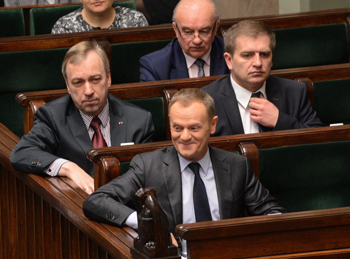 Donald Tusk w ławach rządowych. Tuż za nim minister zdrowia Bartosz Arłukowicz