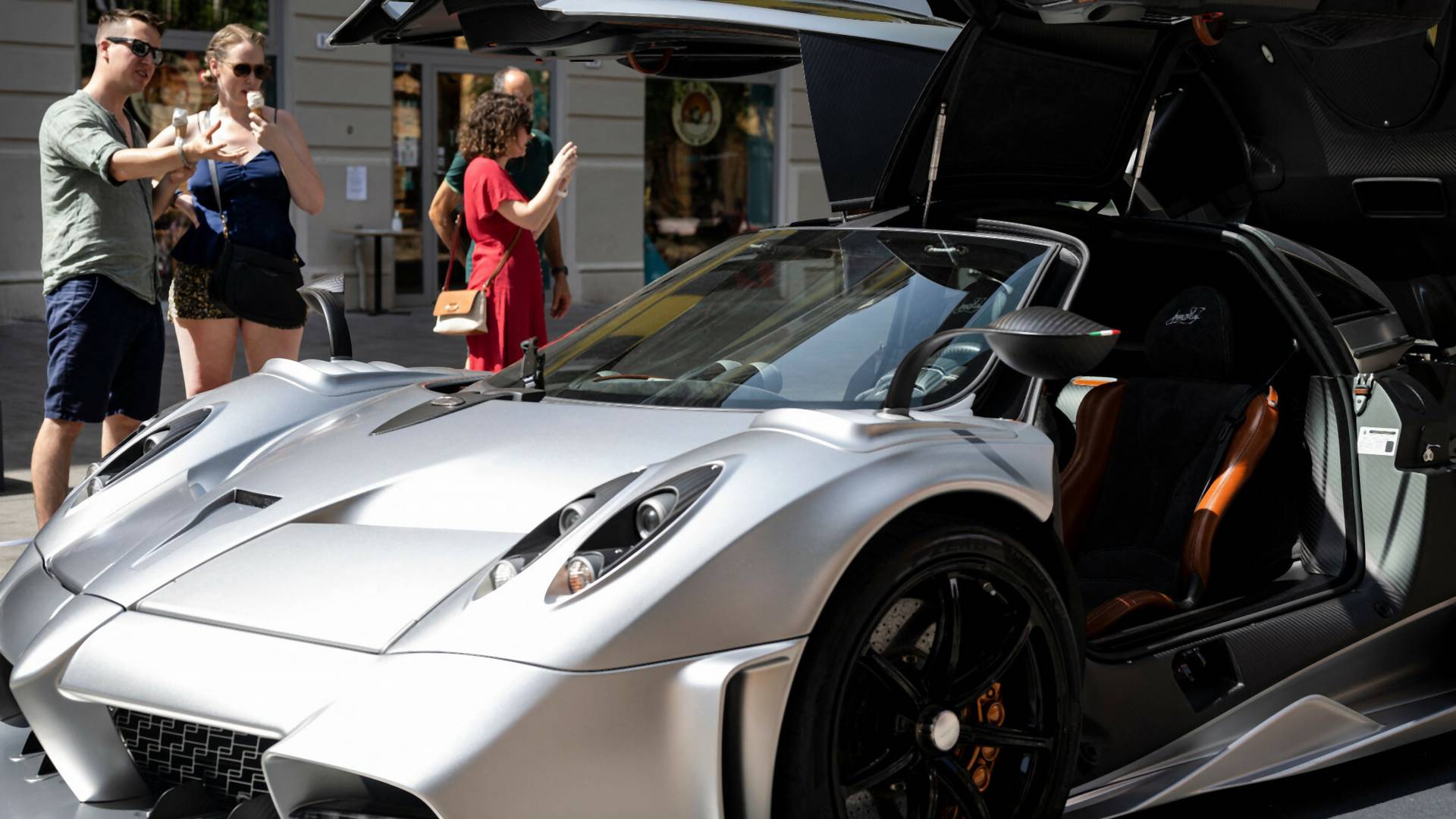 Producenci luksusowych aut dłużej będą mogli wytwarzać silniki spalinowe od pozostałych marek