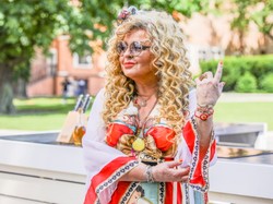 Biust na cenzurowanym. Magda Gessler w niekorzystnej stylizacji