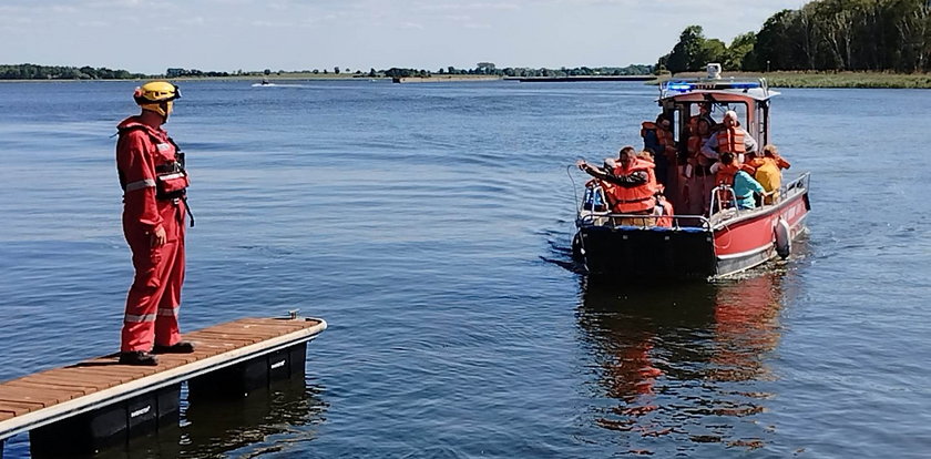 Przykra przygoda statku wycieczkowego na Zalewie Kamieńskim. Ewakuowano stu pasażerów