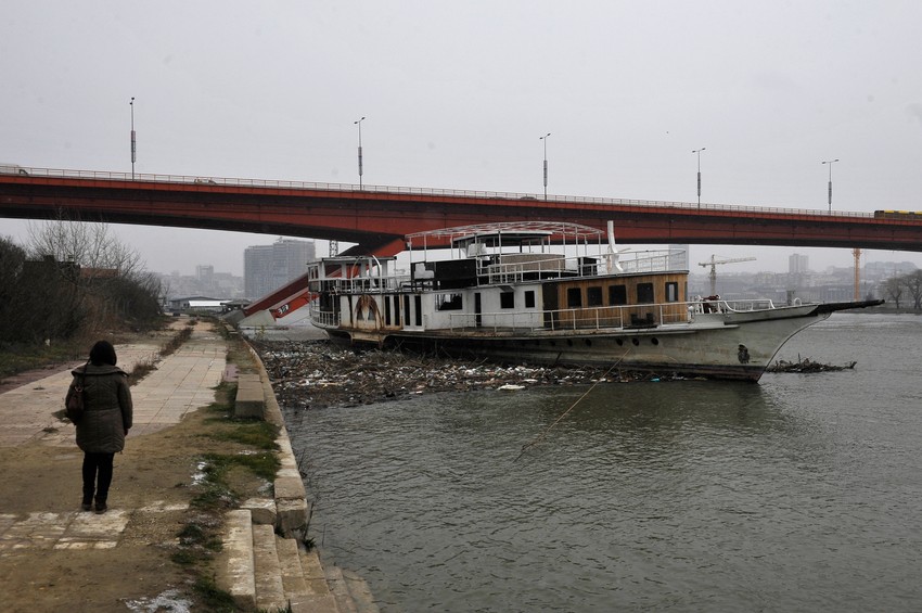 Nekad skupocena jahta, danas zaboravljena pluta kod Starog sajmišta: Brod "Krajina"