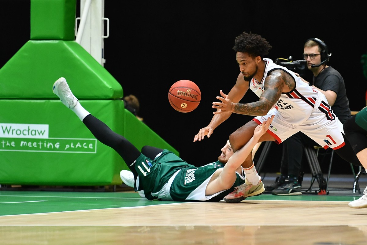 Zawodnik Śląska Wrocław Aleksander Dziewa (L) i JP Tokoto (P) z Hapoelu Vegan Friendly Tel Awiw podczas meczu grupy B Pucharu Europy koszykarzy