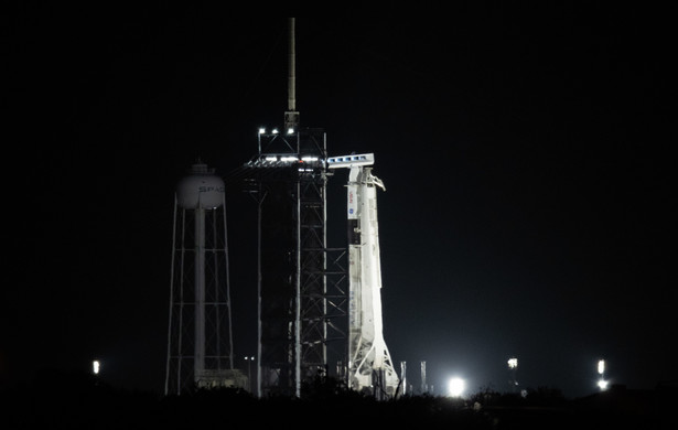 epa09154078 A handout photo made available by NASA shows A SpaceX Falcon 9 rocket with the company's Crew Dragon spacecraft onboard illuminated by spotlights on the launch pad at Launch Complex 39A as the countdown continues for the launch of the Crew-2 mission, at NASA's Kennedy Space Center in Florida, 23 April 2021. NASA's SpaceX Crew-2 mission is the second crew rotation mission of the SpaceX Crew Dragon spacecraft and Falcon 9 rocket to the International Space Station as part of the agencyâ€™s Commercial Crew Program. NASA astronauts Shane Kimbrough and Megan McArthur, ESA (European Space Agency) astronaut Thomas Pesquet, and Japan Aerospace Exploration Agency (JAXA) astronaut Akihiko Hoshide are scheduled to launch at 5:49 a.m. EDT from Launch Complex 39A at the Kennedy Space Center. EPA/JOEL KOWSKY / NASA / HANDOUT MANDATORY CREDIT: JOEL KOWSKY / HANDOUT EDITORIAL USE ONLY/NO SALES Dostawca: PAP/EPA.