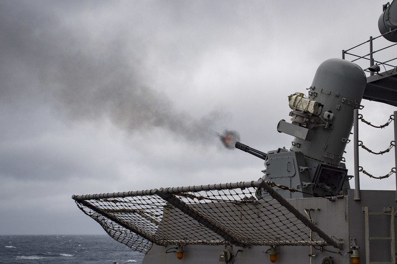 Ćwiczenia ogniowe na pokładzie USS Dwight. W akcji system artyleryjski obrony bezpośredniej (CIWS)