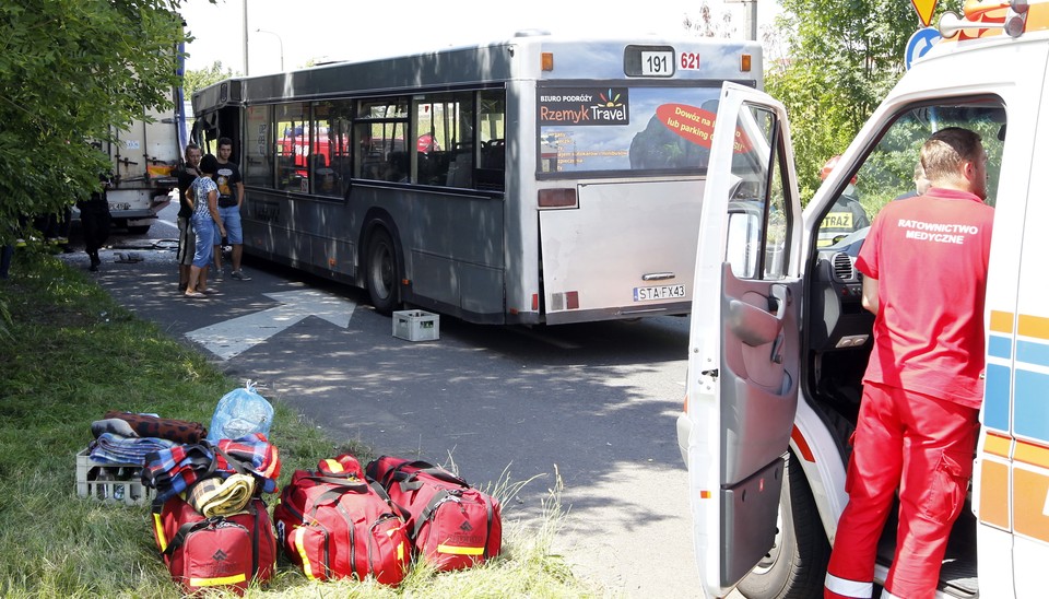 Zderzenie ciężarówki i autobusu