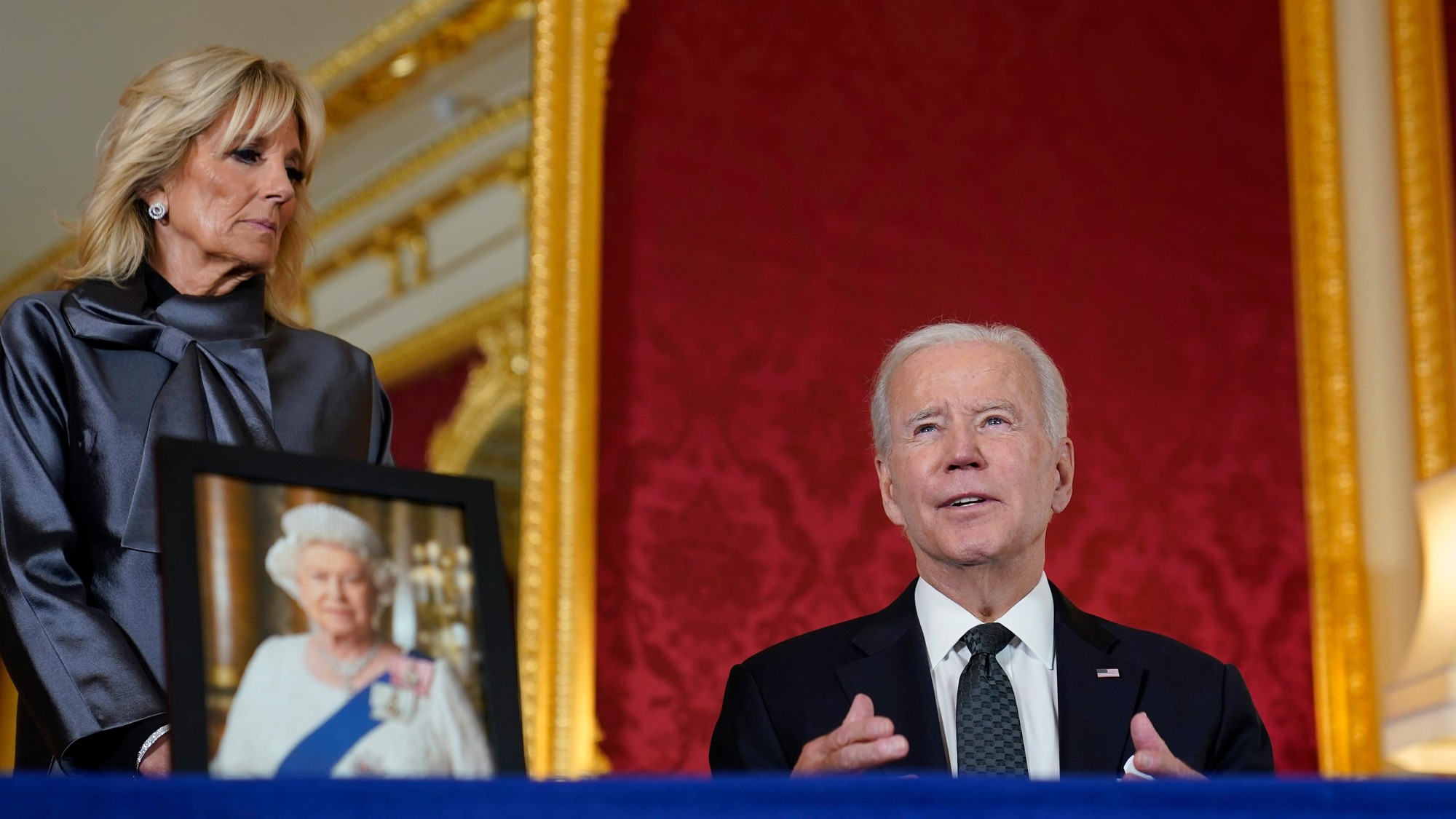 Americký prezident Joe Biden pri podpise kondolenčnej knihy.