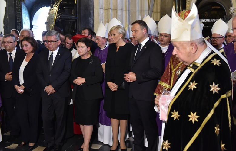 Prezydent Andrzej Duda (6L), z żoną Agatą Kornhauser-Dudą (5L), premier Beata Szydło (4L), marszałek Senatu Stanisław Karczewski (3L) wicemarszałek Sejmu Małgorzata Kidawa-Błońska (2L), minister infrastruktury i budownictwa Andrzej Adamczyk (L) oraz metropolita krakowski, kard. Stanisław Dziwisz (P) podczas uroczystości w katedrze