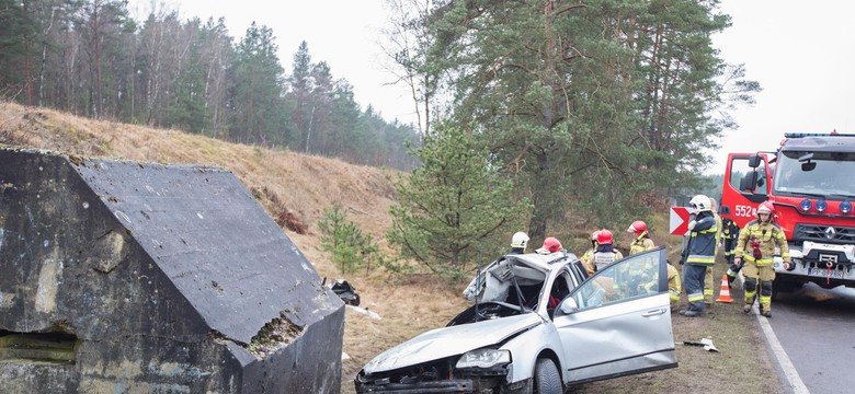 VW Passat uderzył w bunkier z czasów drugiej wojny. Dwie osoby nie żyją