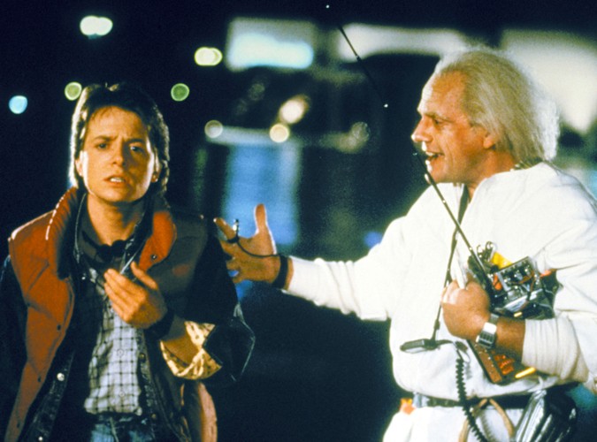 2. Zdolność rozumienia fizyki kwantowej jest odwrotnie proporcjonalna do umiejętności zapamiętywania imion, dat i prostych czynności, jak wiązanie sznurowadeł czy gotowanie jajka. Dużej inteligencji zawsze towarzyszy niezdarność. Naukowcy są całkowicie niezdolni do samodzielnego radzenia sobie w życiu. Przykłady: 'Powrót do przyszłości' (foto), 'Flubber', 'Kochanie, zmniejszyłem dzieciaki', 'Wodny świat'