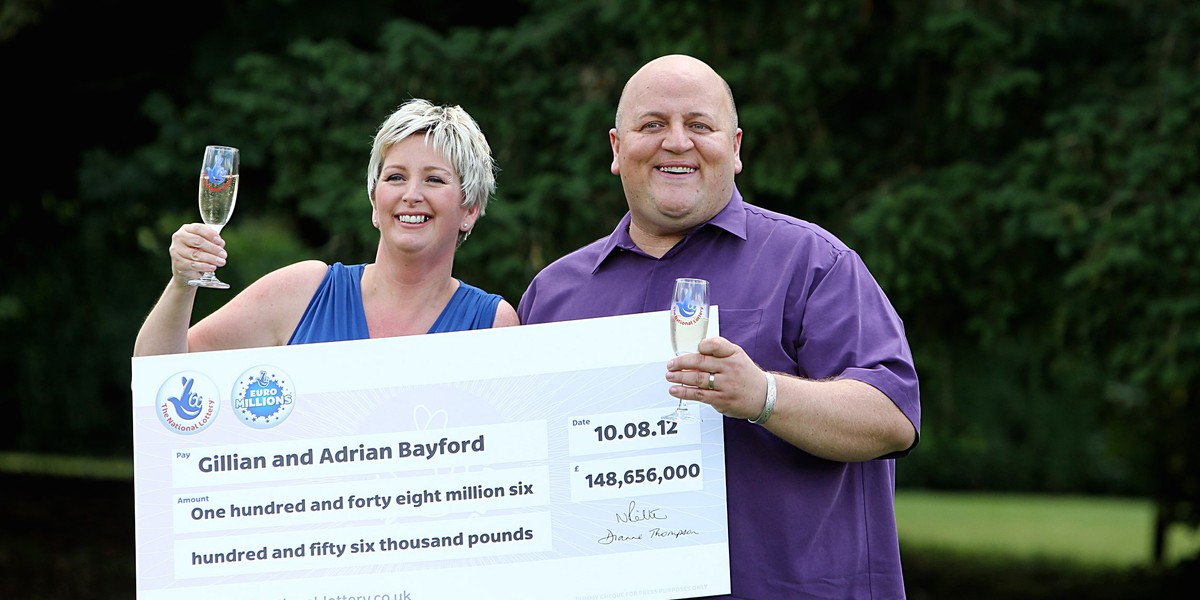 Gillian i Adrian Bayford po wygraniu EuroMillions w sierpniu 2012 r.