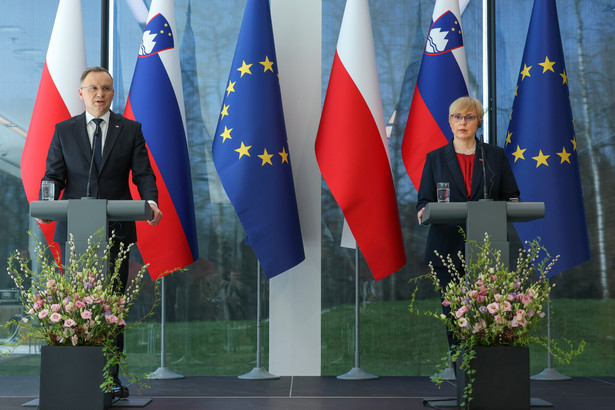 Prezydent Republiki Słowenii Natasza Pirc Musar oraz prezydent RP Andrzej Duda wzięli udział w spotkaniu z mediami po zakończeniu rozmów delegacji obu krajów na zamku w miejscowości Brdo pri Kranju