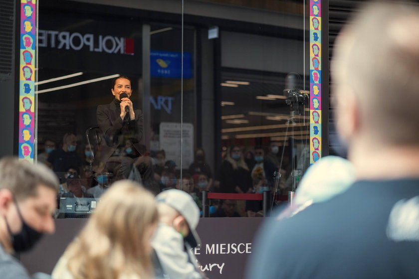 Niezwykły spektakl w sklepowej witrynie w centrum handlowym w Tychach