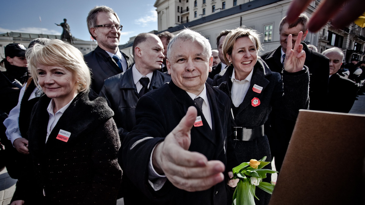 W piątek, 10 czerwca, czternaście miesięcy po katastrofie smoleńskiej, posłowie PiS z Jarosławem Kaczyńskim na czele, po raz kolejny oddali hołd ofiarom tragedii - składając, jak co miesiąc, wieniec przed Pałacem Prezydenckim na Krakowskim Przedmieściu w Warszawie.