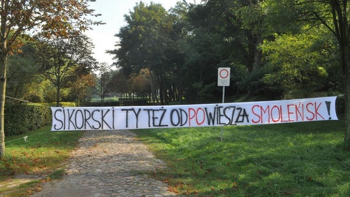 Na drodze dojazdowej do dworku szefa MSZ, Radosława Sikorskiego, zawisł transparent o treści "Sikorski, Ty też odPOwiesz za Smoleńsk!" - poinformowała "Gazeta Pomorska".