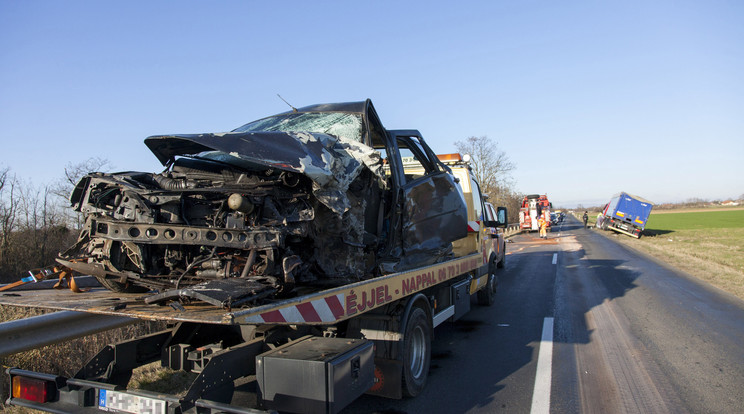 A baleset után felismerhetetlenné roncsolódott a kocsi/Fotó: MTI Varga György