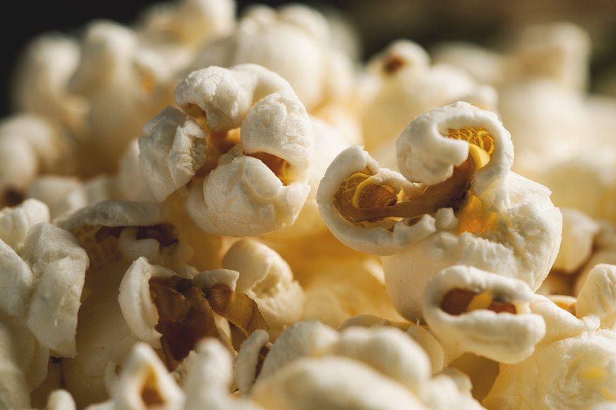 Popcorn powstaje z kukurydzy, której ziarna są poddawane działaniu wysokiej temperatury