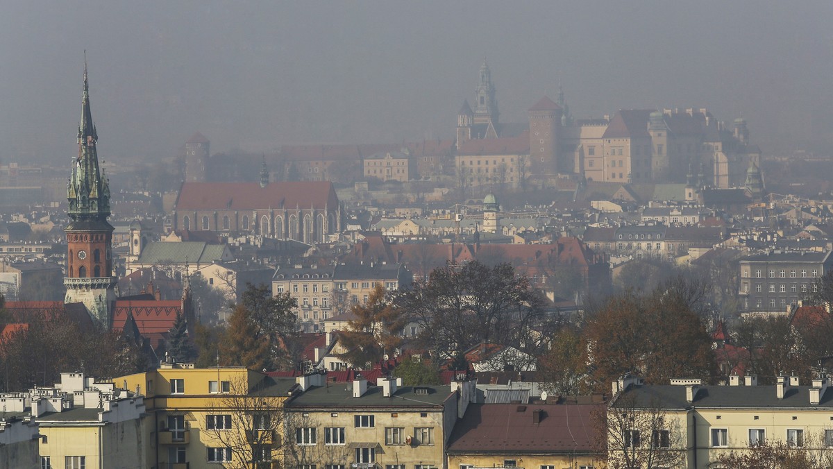 Od początku tego roku w Krakowie złożono zaledwie około 70 wniosków. To nie jest najlepszy wynik. Dla porównania w zeszłym roku, było ich ponad 7 tysięcy. Spadek zainteresowania krakowian wymianą pieców niepokoi Ewę Lutomską z Krakowskiego Alarmu Smogowego.