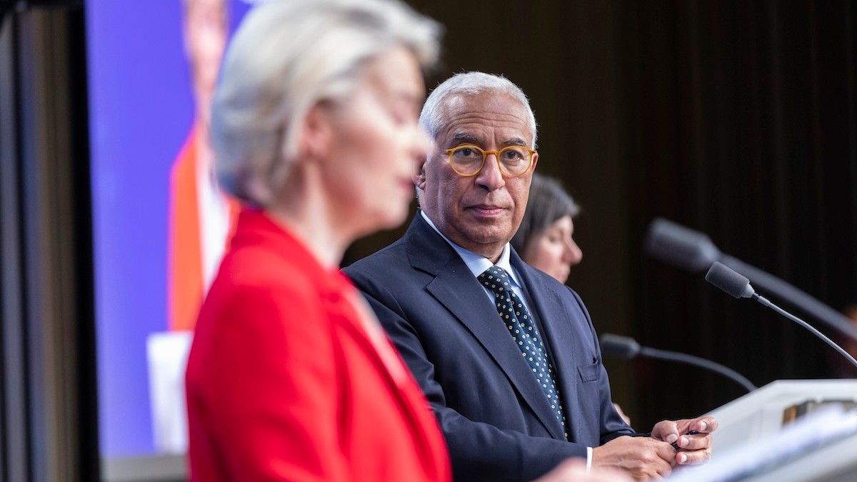 Ursula Von der Leyen a António Costa. Predsedníčka Európskej komisie a predseda Európskej rady usporiadali tlačovú konferenciu na záver mimoriadneho summitu v belgickom hlavnom meste.