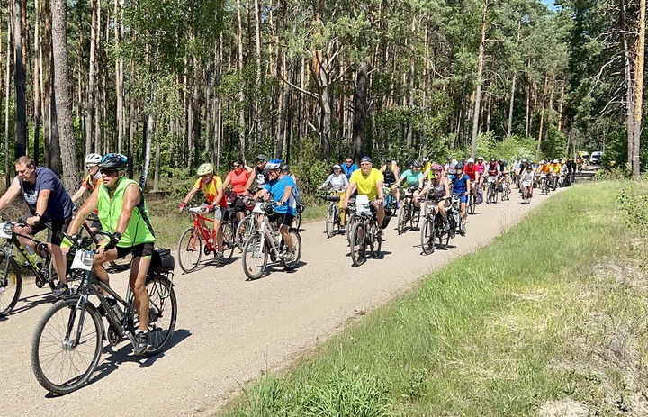 Jazda na rowerze to okazja to poprawy kondycji i siły mięśni, ale też okazja do spotkań i spędzenia czasu z bliskimi