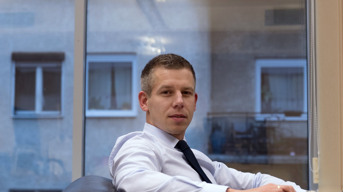 Magyar Péter máris reagált Gulyás Gergely kijelentéseire: „Soha nem fenyegettelek semmilyen ügyben. Ez rágalmazás”