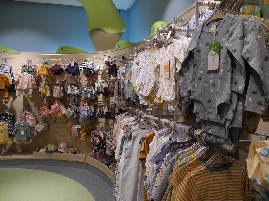 Dział z ubrankami dla dzieci we wrocławskim sklepie.