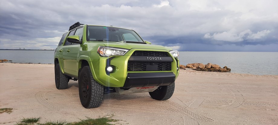 Toyota 4Runner TRD Pro to potężne auto o długości niemal pięciu metrów i wysokości blisko dwóch metrów. Amerykanie nie przejmują się rozmiarami, a nawet je doceniają. 