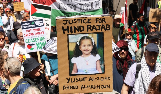 Demonstranti drže sliku Hind Radžab na propalestinskom protestu u Londonu u julu tekuće godine