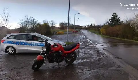 Jechał motocyklem i miał tablicę rejestracyjną. Mimo to odpowie za przestępstwo