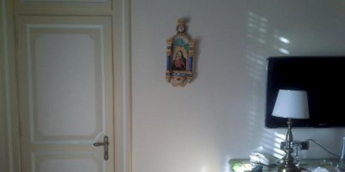 Matka Boska na ścianie WC Wałęsy