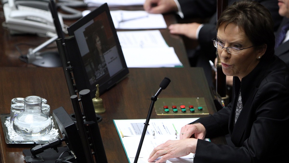 Przekształcenia szpitali, urzędowe ceny i marże leków refundowanych, likwidacja stażu lekarskiego - to główne zmiany, które wprowadziła minister zdrowia Ewa Kopacz. Nierozwiązana pozostała m.in. kwestia dodatkowych ubezpieczeń zdrowotnych i podziału NFZ.