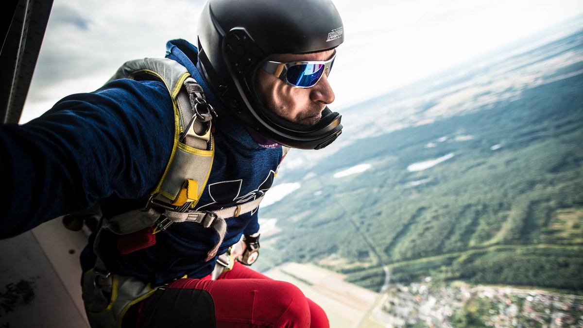 Skok spadochronowy z kosmosu. Tomasz Kozłowski chce pobić rekord świata