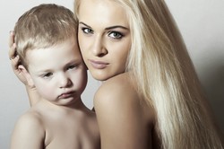 Do jakiego wieku i czy w ogóle można chodzić przy dziecku nago?