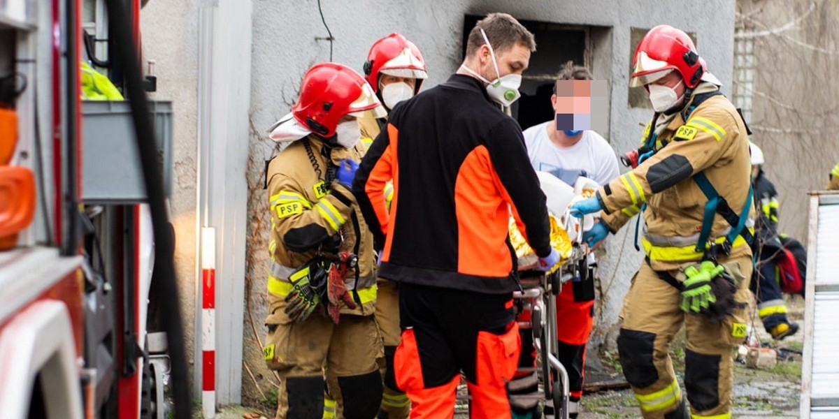 Mężczyzna, który zaczął się palić od płonącego legowiska, zmarł w szpitalu.