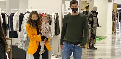 Robert Lewandowski z żoną i dzieckiem na przedświątecznych zakupach. Co wybierali?